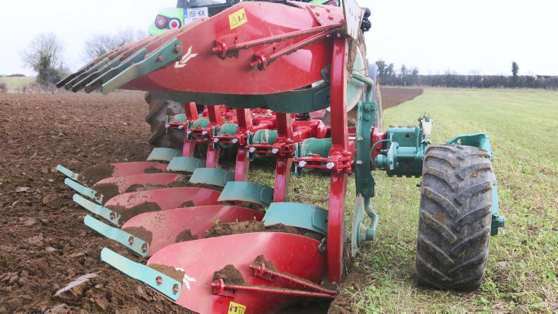 agricultura folosind plugurile reversibile pe camp