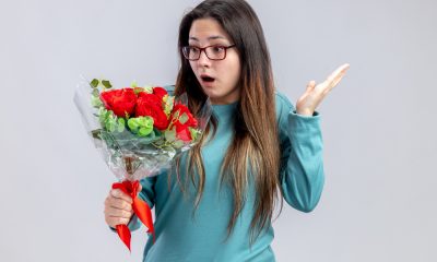 Cum schimbi apa la un buchet de trandafiri cu sclipici fără să murdărești totul