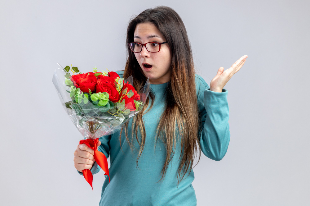 Cum schimbi apa la un buchet de trandafiri cu sclipici fără să murdărești totul